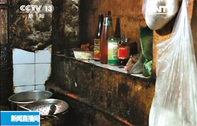 杭州:“線上餐館”黑作坊后廚漆黑爬蟑螂 網上訂餐需謹慎 杭州:“線上餐館”黑作坊后廚漆黑爬蟑螂 網上訂餐需謹慎